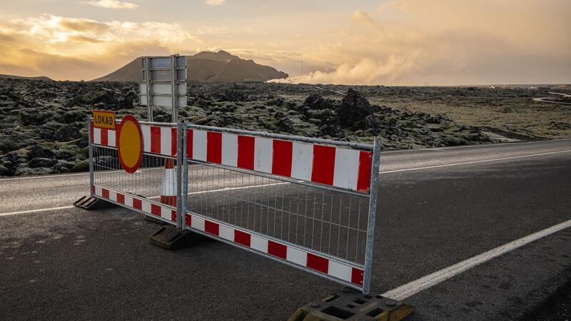 Vulkanausbruch auf Island? Ort wegen Erdbebenserie evakuiert Die Zufahrtsstraße zur Blauen Lagune wurde geschlossen, um Zwischenfälle in der Gegend im Falle eines möglichen Vulkanausbruchs zu vermeiden.