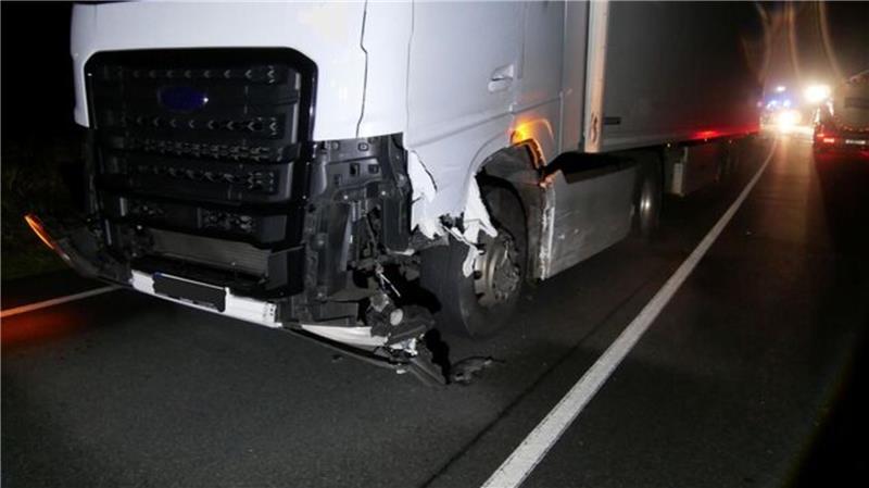 Die Zugmaschine des Sattelzugs wird bei dem Zusammenstoß erheblich beschädigt. Der Lkw-Fahrer bleibt unverletzt.