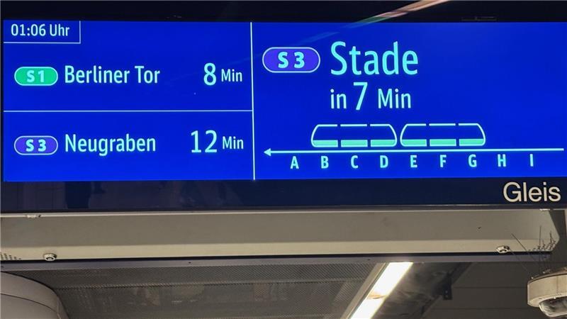Von der Reeperbahn nach Stade: Mit Nachtschwärmern in der S-Bahn Die Zugzielanzeige auf dem Bahnhof Reeperbahn kündigt die erste S3 an, die in der Nacht zu Sonntag bis nach Stade fährt. Abfahrt ist um 1.15 Uhr, Ankunft in Stade um 2.45 Uhr.