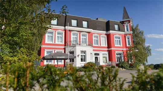 Die Zukunft von „Peters – das Genusshotel“ ist ungewiss. Bürgermeister Patrick Pawlowski sorgt sich um die Folgen für die Wingst. 