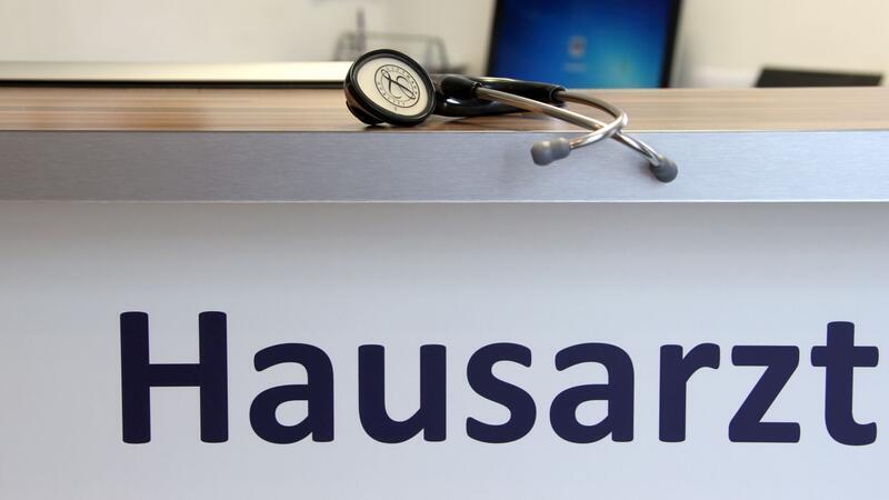 Die Zusammenarbeit zwischen Hausärzten und Facharztpraxen oder Kliniken macht Patienten einer neuen Umfrage zufolge oft Mühe. (Symbolbild)