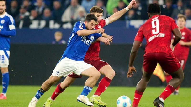 Die Zuschauer auf Schalke sahen viele packende Zweikämpfe zwischen Schalke und Kaiserslautern.