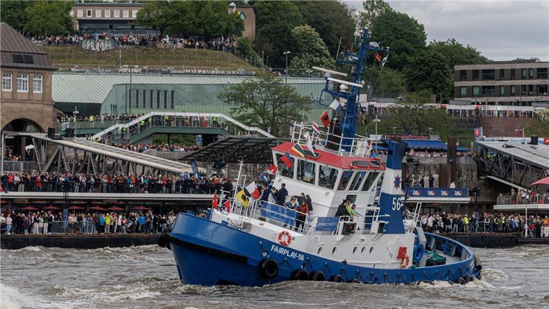 Schlepper tanzen wieder beim Hafengeburtstag Die Zuschauer schauten dem Schiffstanz gebannt zu.