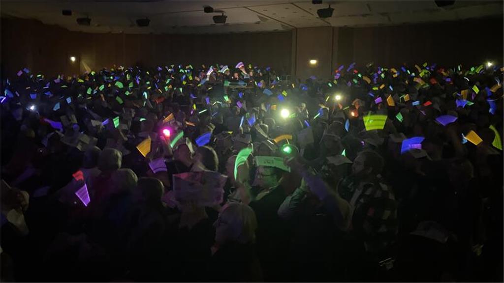 Die Zuschauer schwingen die Knicklichter: Bei der Rocky Horror Show heißt es für...
