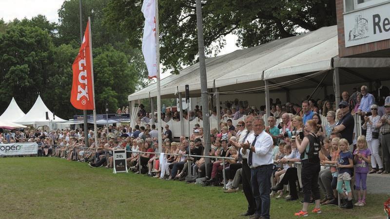 Titelkampf und Tombola: In Bargstedt gibt es Gold für Reiter und Losglück Die Zuschauerränge sind besonders bei gutem Wetter gut gefüllt. Da scheint das Reitturnier Bargstedt dieses Jahr Glück mit der Sonne zu haben.
