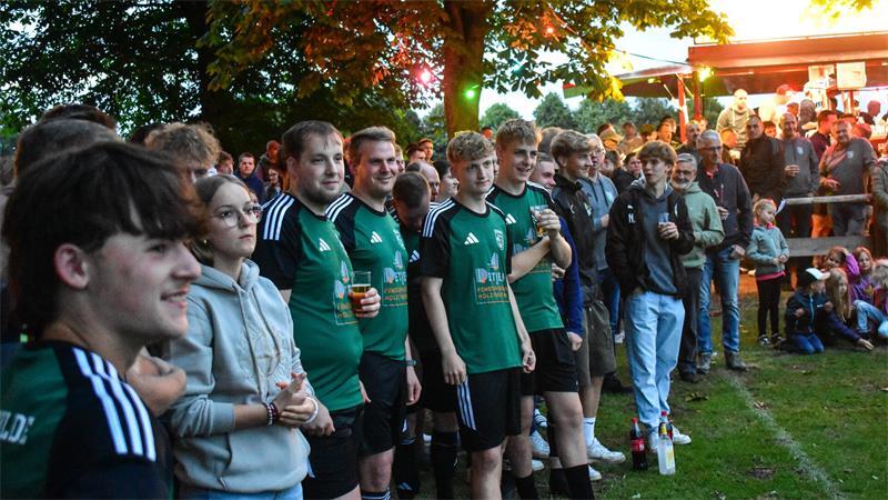Die Zuschauerzahl lässt sich am Freitagabend nur schätzen. Mindestens 300 Zuschauer sehen den letzten Spieltag des Fünf-Dörfer-Fußballturniers.