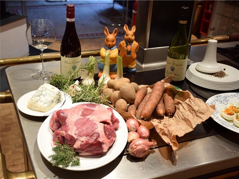 Die Zutaten für den perfekten Osterschmaus Lammkeule mit Gorgonzola, Moor-Möhren, Kartoffeln, Knoblauch und Kräutern. Fotos: Strüning