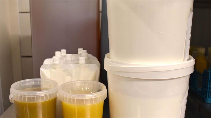 High-Protein aus Elsdorf: So tüftelt die Molkerei an neuen Trends Die Zutaten für neue Produkte stehen in der Kühlung. Hier werden auch die Ergebnisse der Entwicklung gelagert, um die Lagerfähigkeit zu prüfen.