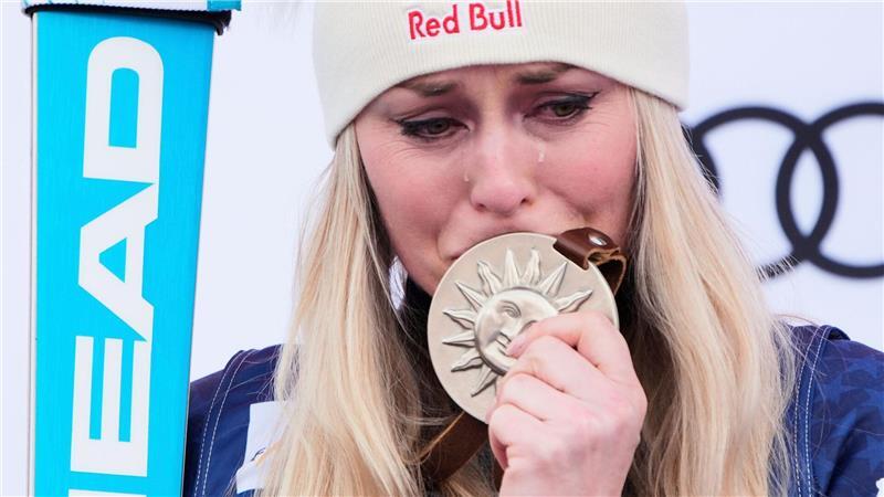 Die Zweitplatzierte, die US-Amerikanerin Lindsey Vonn, reagiert während der Medaillenzeremonie im Super-G der Frauen beim Weltcupfinale in Sun Valley, Idaho. Für Vonn war es der erste Podestplatz seit ihrem Comeback in dieser Saison.