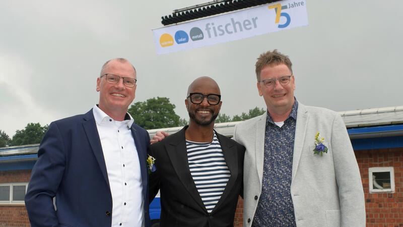 Große Jubiläumsfeier bei Fischer Bargstedt: Am Samstag ist Messetag für alle Die Zwillingsbrüder Heiko Fischer (links) und Ingo Fischer (rechts) hatten für die Jubiläumsfeier den bekannten Moderator Yared Dibaba verpflichtet. Zusammen präsentierten sie die Firmengeschichte.
