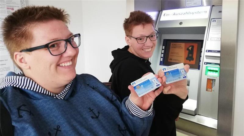 Volksbank Elbe-Weser: Konto-Blockade gelöst – Freudentränen fließen Die Zwillingsschwestern Katharina (links) und Christine Middendorf freuen sich, wieder selbst Geld von ihrem Konto bei der Volksbank im Elbe-Weser-Dreieck abheben zu dürfen.