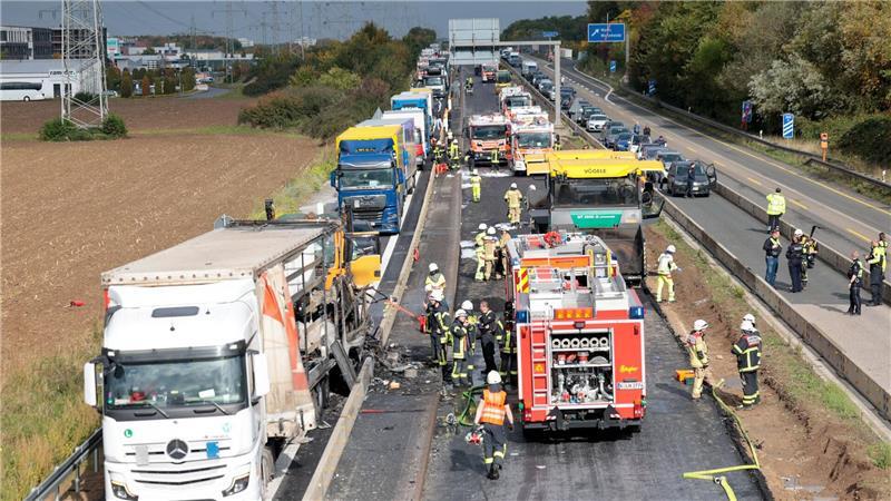 Toter bei Unfall auf A59 - Brennende Fahrzeuge und Sperrung Die a59 wurde in beide Richtungen gesperrt.