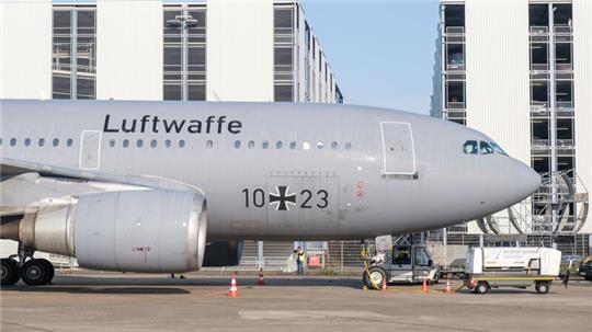 Die abmontierten Tragflächen eines ausrangierten Flugzeugs der Bundeswehr sind im Serengeti-Park angekommen.