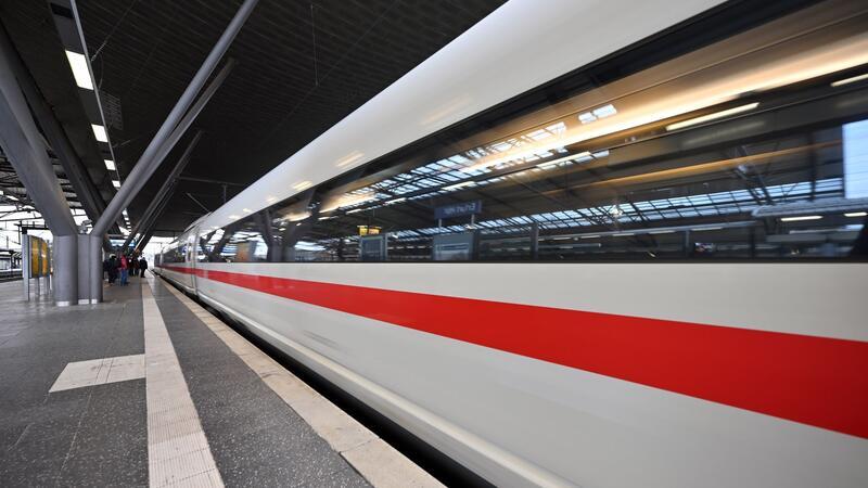Bahn und GDL halten rasche Einigung für möglich „Die absehbare Einigung ist in jedem Fall im Sinne der Fahrgäste, die für weitere Streikmaßnahmen immer weniger Verständnis gehabt hätten“, teilte der Fahrgastverband Pro Bahn mit.