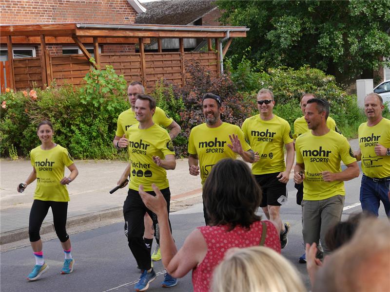 24-Stunden-Spendenlauf in Hammah bringt 19.000 Euro Die acht Hauptläufern wurden am Ende des Spendenlaufs mit großem Applaus im Ziel erwartet. Foto: Umland