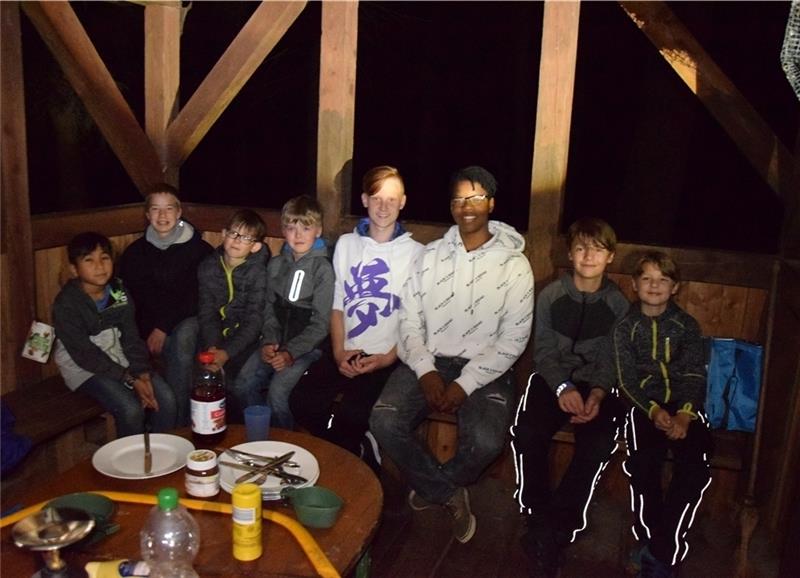 Die acht Jungs zwsichen 9 und 15 Jahren hatten viel Spaß bei der Waldübernachtung im Horneburger Kinderwald. Foto: Battmer