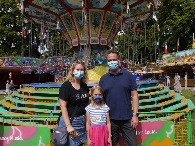 Die achtjährige Hanna aus Himmelpforten ist mit ihren Eltern Maren und Timo Rinkenbach zum Jahrmarkt gekommen und freut sich besonders auf den Kettenflieger. Fotos: Umland