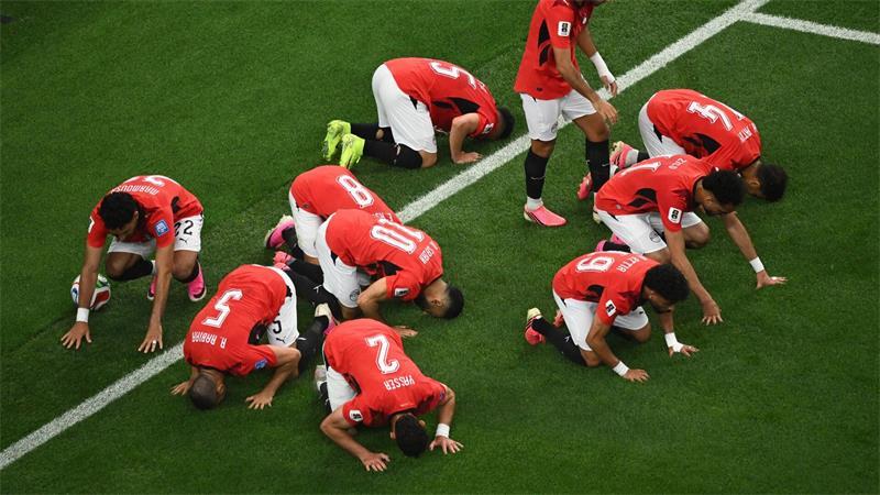 Premierensieg im Elfer-Drama: Salahs Ägypten im Achtelfinale Die ägyptischen Spieler verneigen sich nach dem Führungstor.