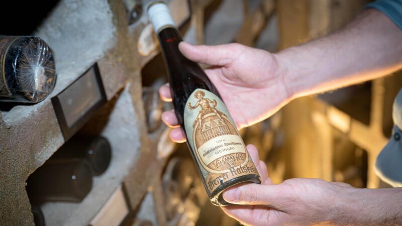 20 Jahre Welterbe Bremen – Von einer geheimen Bar bis zur Schatzkammer Die älteste frei verkäufliche Flasche Wein, der «Rüdesheimer Apostelwein» von 1727, lagert in der Schatzkammer des Weinkellers im Bremer Rathaus.