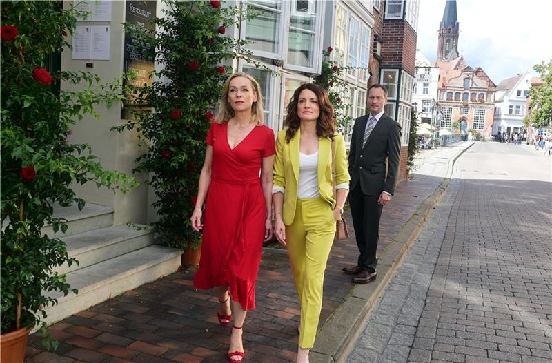 Lüneburg: Eine Stadt-Schönheit als TV-Kulisse Die aktuellen Hauptdarstellerinnen der 18. Staffel in der Lüneburger Altstadt : Mona (Jana-Hora Goosmann, links) und Tatjana (Judith Sehrbrock) wurden jahrelang von demselben Mann betrogen. Der fiese Andreas wird von Herbert Schäfer gespiel
