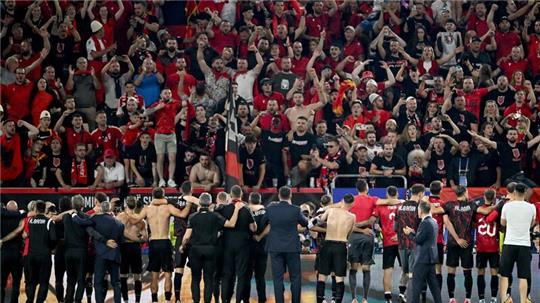 Die albanischen Spieler bedanken sich nach dem Spiel bei ihren Fans.