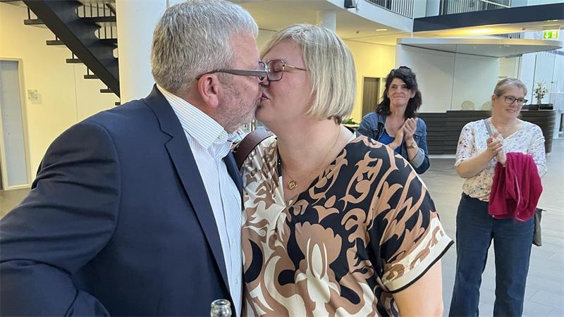Erleichterter Wahlsieger in Buxtehude – doch jetzt wird es kompliziert Die allererste Gratulantin für den neuen Bürgermeister: Dagmar Wosik-Dessel und Ralf Dessel, nachdem alle Wahllokale als ausgezählt gemeldet worden waren. Im Hintergrund steht Bente Rosebrock (rechts), Vorsitzende der Fraktion von Bündnis 90/Die Grünen.