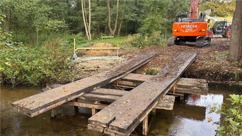 Die alte Auebrücke am Wiesenweg ist abgebaut. Bald wird hier die neue Brücke errichtet.