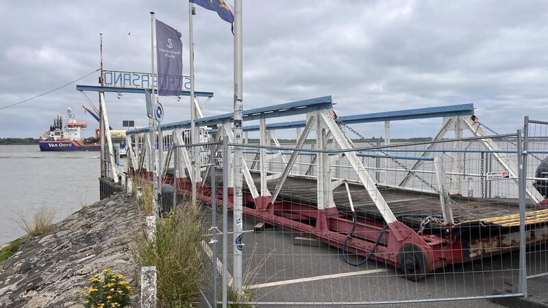 Die alte Brücke auf Stadersand, die zum Anleger führt, ist marode und gesperrt. Der Ponton ist verholt.