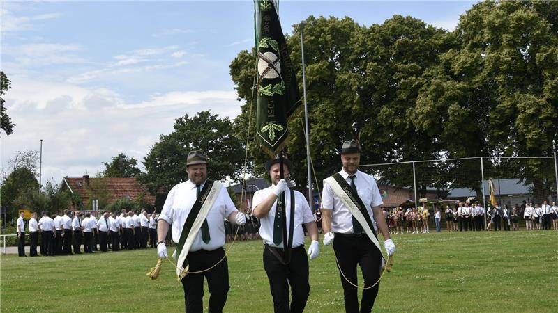 Ehrensache auch bei Hitze: Kutenholzer Schützen weihen neue Fahne Die alte Fahne wird von Hendrik Engelhardt (Mitte), Hauke Stelling (rechts) sowie Alexander Gleiß getragen.