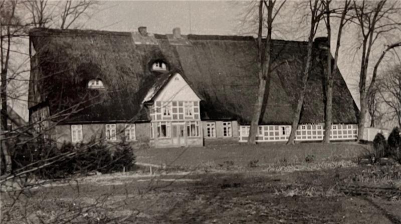 Die alte Hofstelle der von Allwördens vor der Sturmflut. Mit ihrem Betrieb siedelten sie vor einigen Jahren an den Ortsausgang Krautsand um.