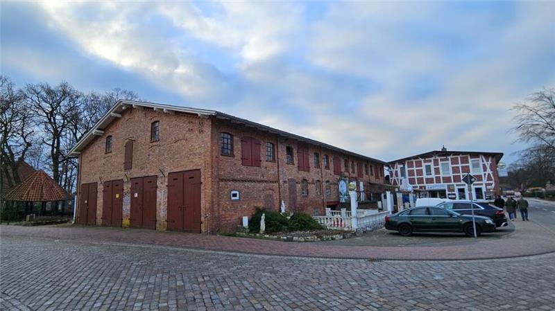 Gaststätte in Bargstedt wird abgerissen: Das sind die Pläne für das Areal Die alte Mühle in Bargstedt ist das vordere Gebäude, das Gebäude der Gaststätte dahinter wird abgerissen und gibt den Blick auf die Kirche und ein Reetdachhaus frei.