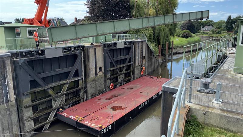 Die alte Rollbrücke, die bisher über das Innere Este-Sperrwerk führte, hängt am Haken.