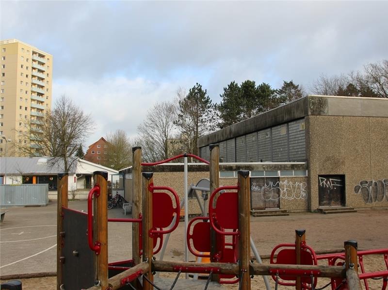 Die alte Sporthalle an der Grundschule Rotkäppchenweg ist baufällig. Foto: Richter