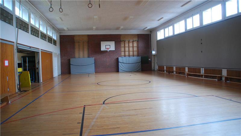 Die alte Sporthalle ist für die Nutzung inzwischen zu kein.