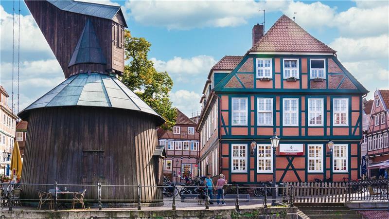 Die alte Stadtwaage neben dem Holzkran am Fischmarkt: Hier soll sich in Zukunft buntes Leben ausbreiten.