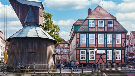 Die alte Stadtwaage neben dem Holzkran am Fischmarkt: Hier soll sich in Zukunft buntes Leben ausbreiten.