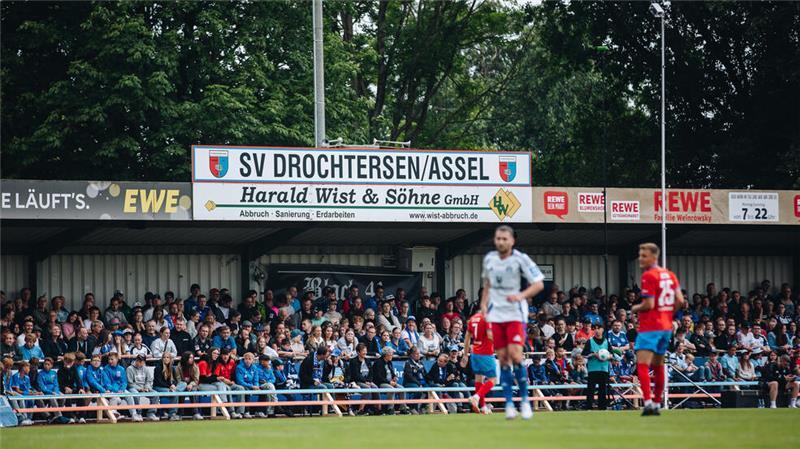 Die alte Stehplatztribüne im Kehdinger Stadion würde zu einer Sitzplatztribüne für 1500 Menschen umgebaut werden.