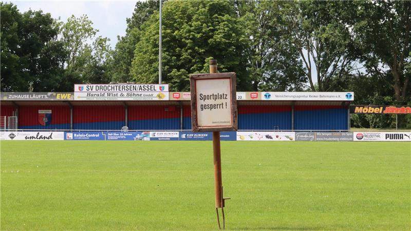 Die alte Tribüne wird abgerissen. Auf einem Erdwall soll eine neue entstehen. Dafür müssen Bäume gefällt werden.
