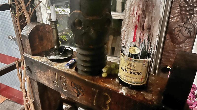 Die alte Weinpresse und die Flasche mit der Tropfkerze gehören zur rustikalen Ausstattung der Weinstube hinter dem Geschäft, die über Jahrzehnte Buxtehuder wie Auswärtige anzog.