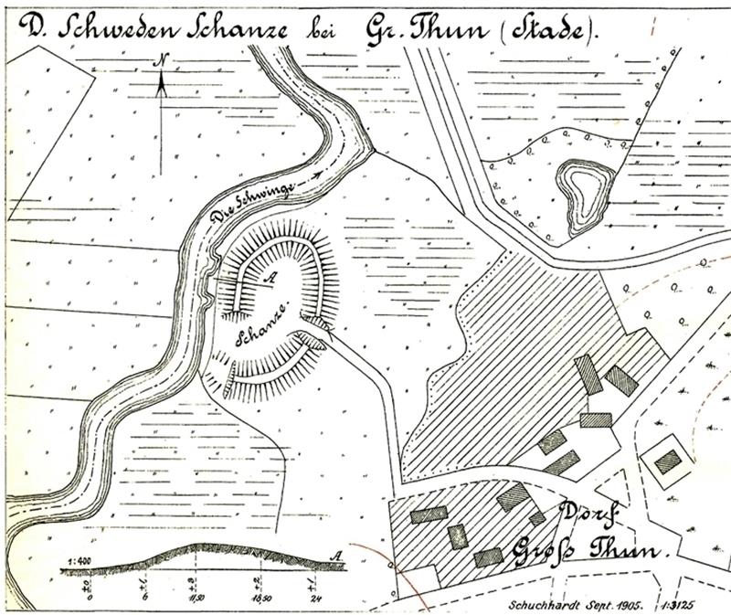 Die alte Zeichnung verdeutlicht die Lage der Schanze an der Schwinge, rechts davon das Dorf (Groß Thun).