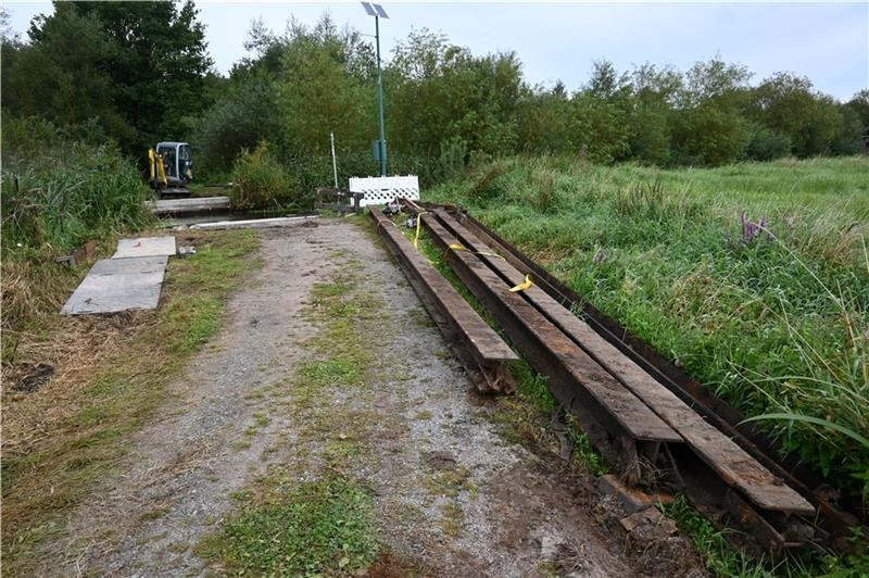 Morsche Militär-Brücke über die Aue wird ersetzt Die alten Bundeswehr-Stahlträger werden wieder eingebaut.Foto: Vasel