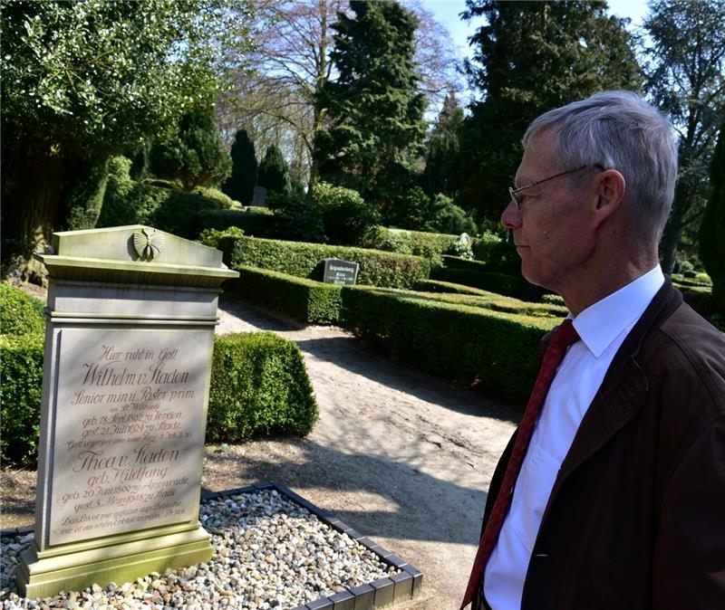 Die alten Gräber haben es dem Initiator der Stiftung angetan. Der Gründer Dr. Arnd Siegel hat bereits einige Vorarbeit geleistet und ein Buch mit Fotos der Steine und ihrer Inschriften herausgegeben.