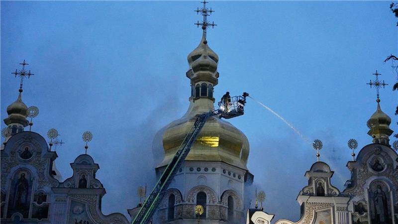 Die alten Ikonen und anderen Heiligtümer sind nach Kirchenangaben vor dem Brand in Sicherheit gebracht worden.