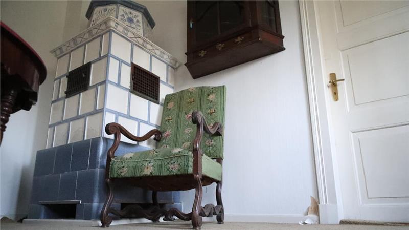 Resthof mit „Wow-Effekt“: Hamburger verwirklichen Traum in Drochtersen Die alten Möbel stammen noch vom Vorbesitzer. Die Sessel sind kunstvoll bestickt. Familie Hucht nutzt sie für ihre Privatwohnung und die Ferienwohnungen.