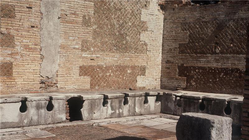 Donnerbalken und Luxus-Klo: Die Toilette im Wandel der Zeit Die alten Römer saßen oft Schulter an Schulter, um ihr Geschäft zu verrichten. (Archivbild)