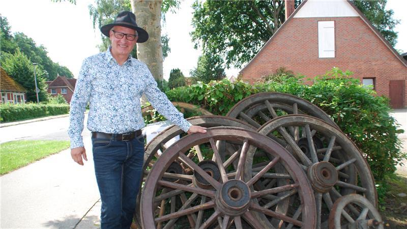 Die alten Wagenräder hat Ralf Hoffmann in Bremen aufgestöbert.
