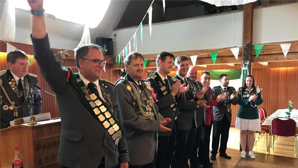 Die alten Würdenträger des Schützenvereins Assel mit König Olaf Elfers im Vorder...