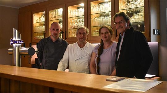 Die alten und die neuen Pächter des Deutschen Hauses in Mulsum: Nils und Norbert Schatz (von links) sowie Angelika und Stefan Augst.