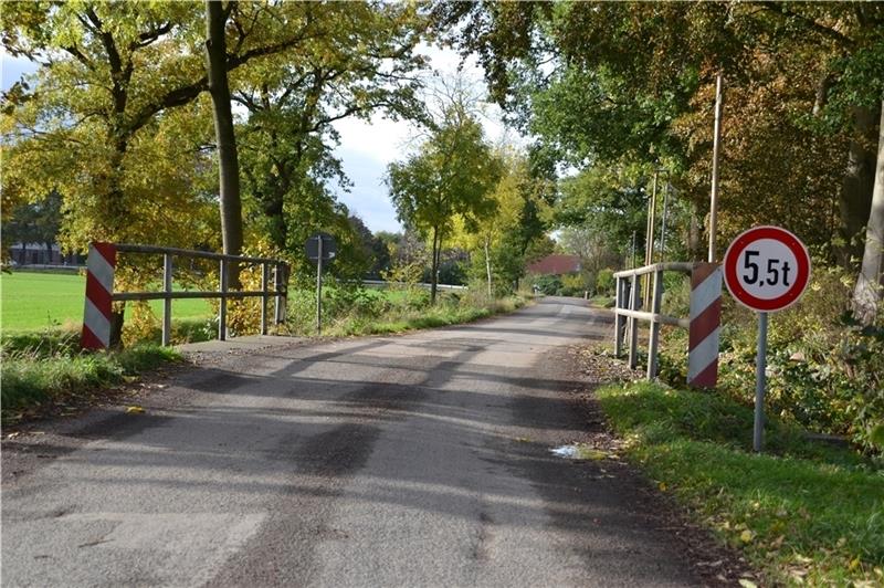 Die altersschwache Brücke über das Ritscher Schleusenfleth soll durch einen Neubau ersetzt werden.