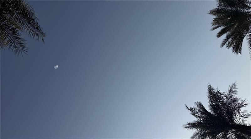 Die am Himmel über dem Hotelpool explodierte Rakete ist als weißes Wölkchen (links im Bild) noch am Himmel zu sehen.